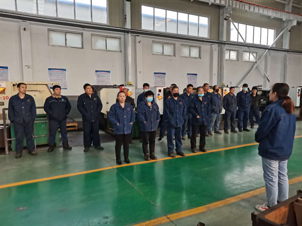 公司召開(kāi)2022年安全生產(chǎn)工作會(huì)議-03月11日上午，公司召開(kāi)2022年安全生產(chǎn)工作會(huì)議，總結(jié)2021年安全生產(chǎn)工作，部署2022年安全生產(chǎn)重點(diǎn)任務(wù)。公司各級(jí)領(lǐng)導(dǎo)班子、各部室及負(fù)責(zé)人、安全總監(jiān)及安全員等參加會(huì)議,會(huì)議由公司經(jīng)理張世立主持。 會(huì)上，公司安全總監(jiān)袁振水作《2022年安全生產(chǎn)工作報(bào)告》?？偨Y(jié)了2021年的安全管理總體工作，分析了2022年安全管理所面臨的形勢(shì)，提出了公司2022年安全生產(chǎn)工作總體思路和重點(diǎn)工作。從十個(gè)方面進(jìn)行了工作部署◆ 持續(xù)提升安全生產(chǎn)思想認(rèn)識(shí)，進(jìn)一步樹(shù)牢安全發(fā)展理念?！?突出主體責(zé)任落實(shí)，抓好三年行...